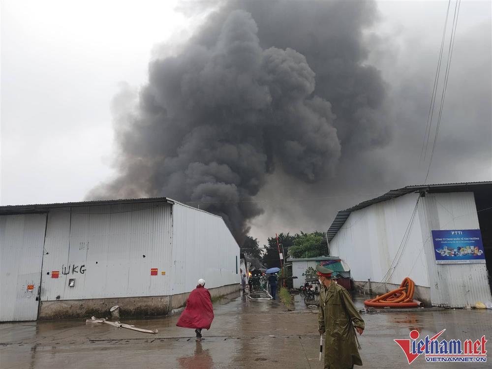 NÓNG: Cháy ngùn ngụt tại nhà kho ở Hà Đông, 1 người thiệt mạng-4
