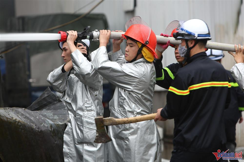 NÓNG: Cháy ngùn ngụt tại nhà kho ở Hà Đông, 1 người thiệt mạng-5