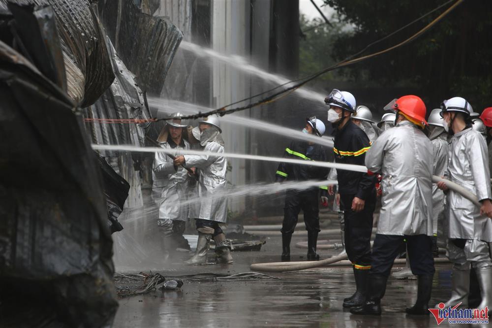 NÓNG: Cháy ngùn ngụt tại nhà kho ở Hà Đông, 1 người thiệt mạng-6