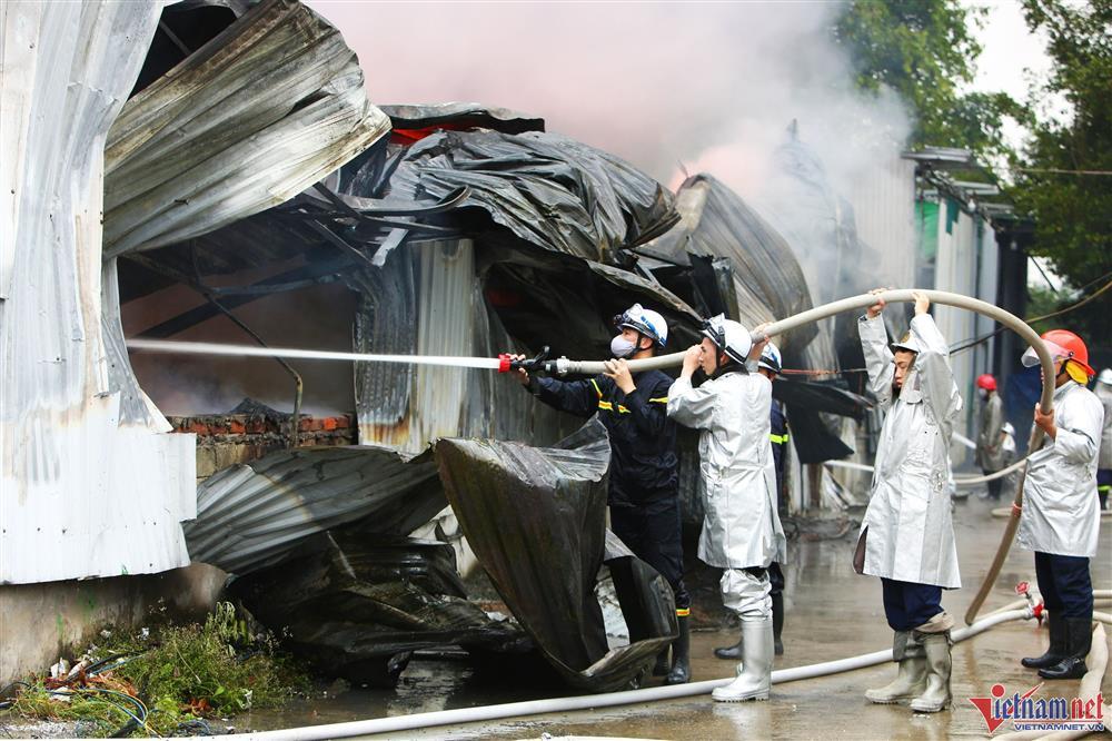 NÓNG: Cháy ngùn ngụt tại nhà kho ở Hà Đông, 1 người thiệt mạng-7