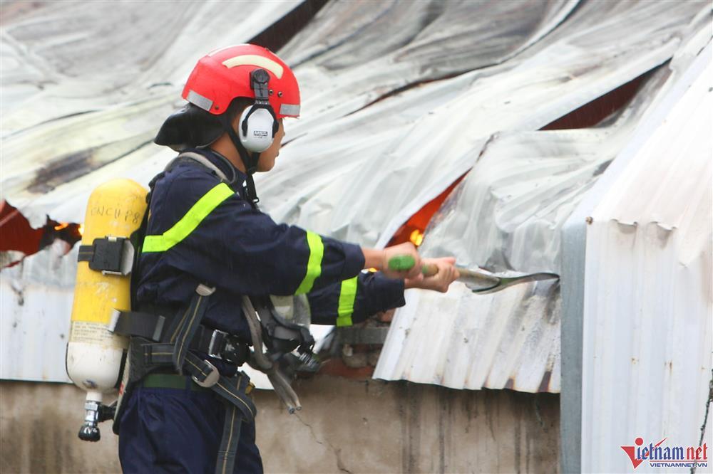 NÓNG: Cháy ngùn ngụt tại nhà kho ở Hà Đông, 1 người thiệt mạng-8