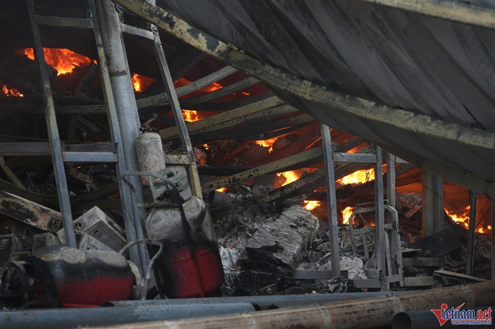 NÓNG: Cháy ngùn ngụt tại nhà kho ở Hà Đông, 1 người thiệt mạng-9