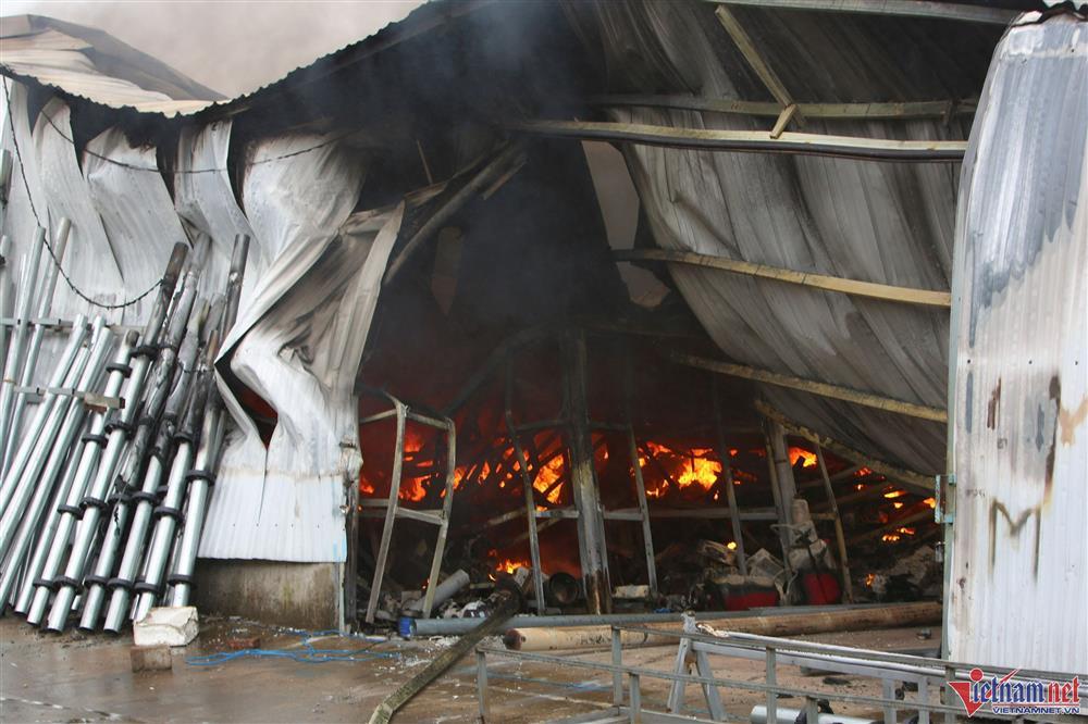 NÓNG: Cháy ngùn ngụt tại nhà kho ở Hà Đông, 1 người thiệt mạng-10