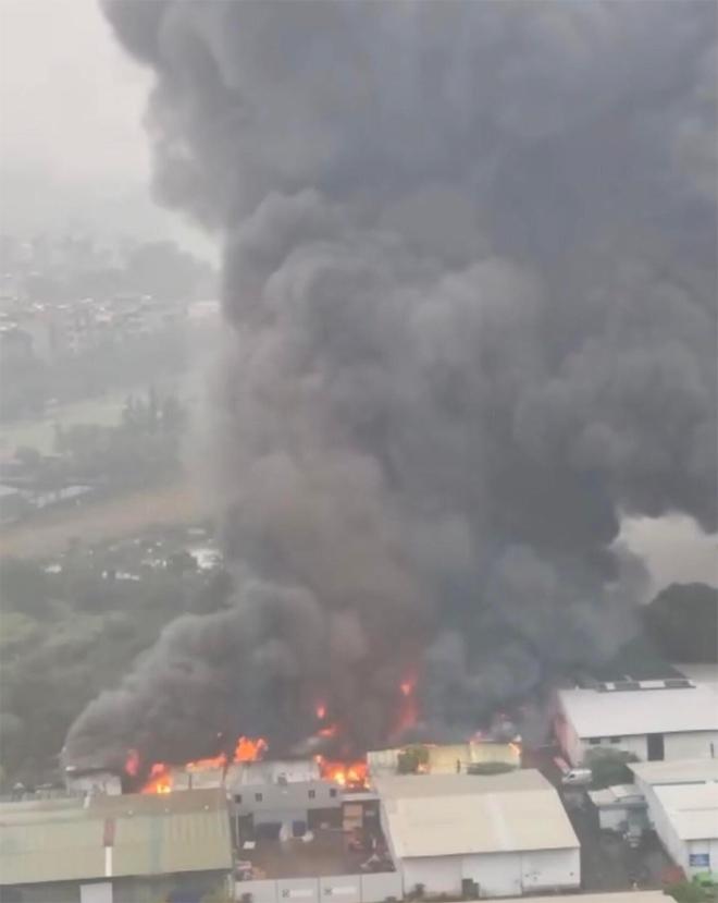 NÓNG: Cháy ngùn ngụt tại nhà kho ở Hà Đông, 1 người thiệt mạng-1