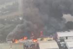 NÓNG: Cháy ngùn ngụt tại nhà kho ở Hà Đông, 1 người thiệt mạng