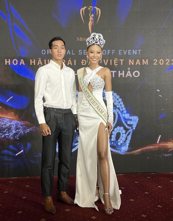 Thạch Thu Thảo nhận vương miện, khoe quốc phục để thi Miss Earth-1