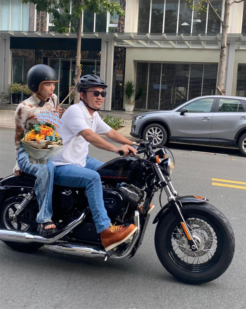 Ảnh gây lú: Tiến Luật lái moto chở Thu Trang hay Tóc Tiên?-1
