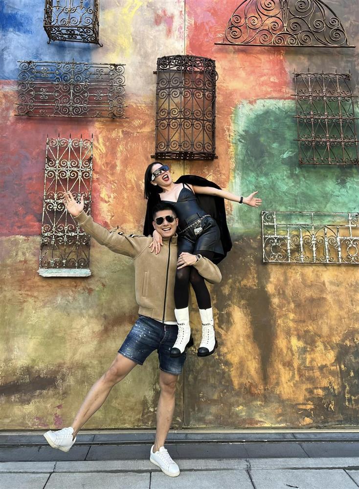 Tình trẻ nhấc bổng Lệ Quyên, chúc 20/10 nhưng lẫn lộn-2