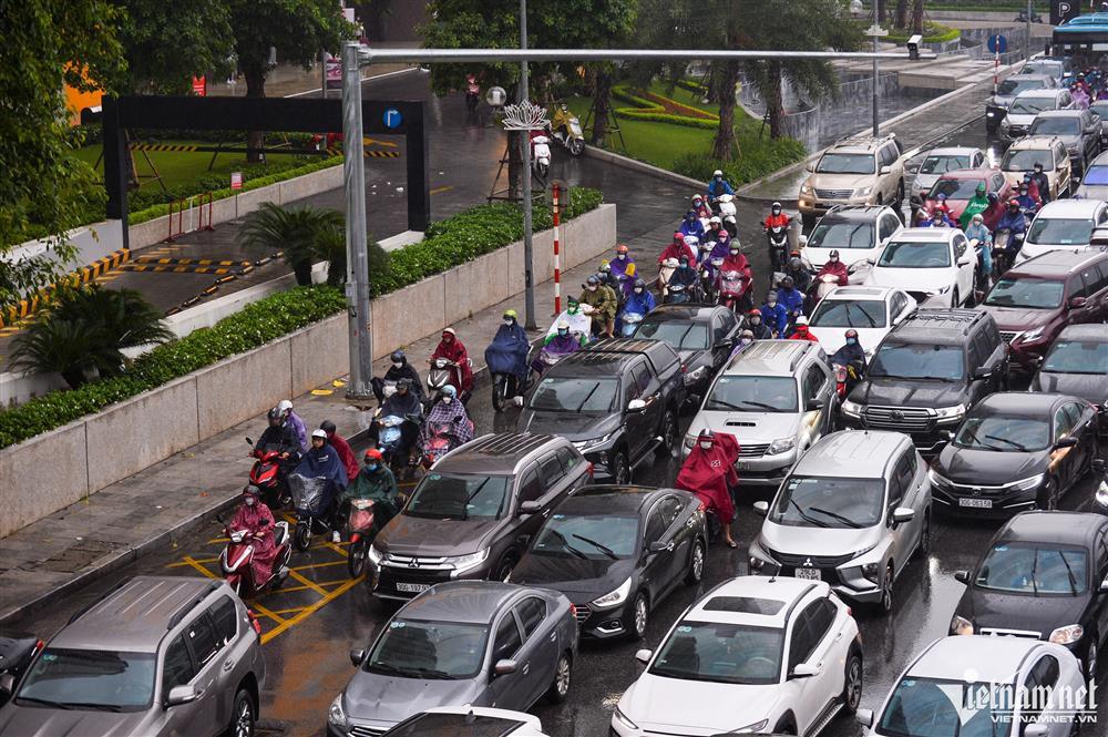 Người Hà Nội đi làm trong mưa rét, ùn tắc khắp các ngả đường-2