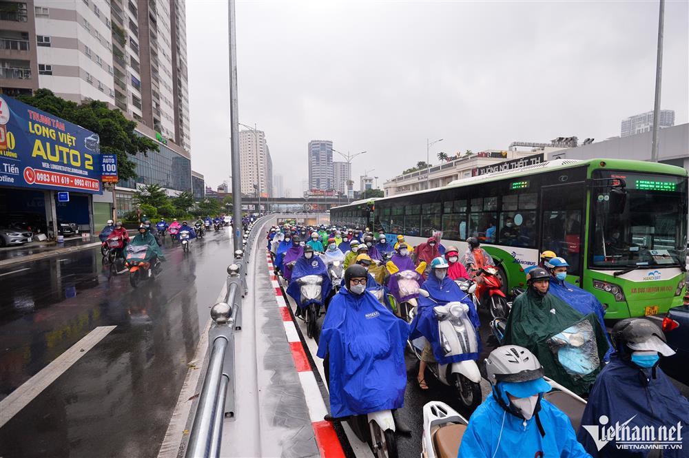 Người Hà Nội đi làm trong mưa rét, ùn tắc khắp các ngả đường-4