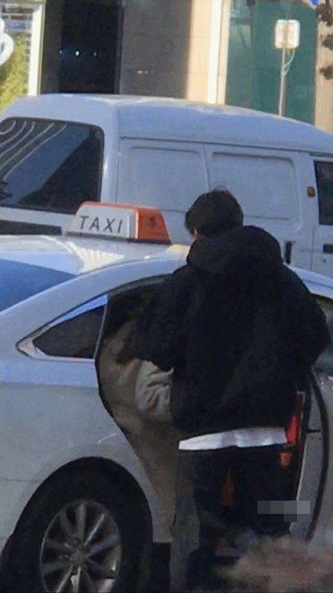 Idol Kpop hoảng hốt bỏ chạy khi bị fan cuồng bắt gặp đang đi hẹn hò-1