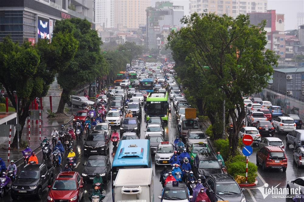 Người Hà Nội đi làm trong mưa rét, ùn tắc khắp các ngả đường-10