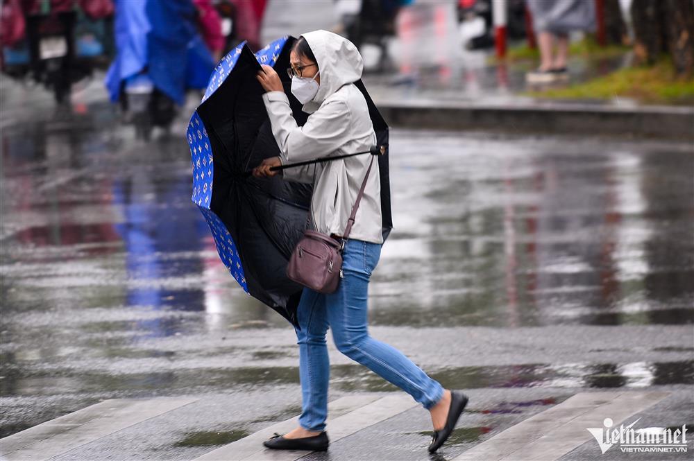 Người Hà Nội đi làm trong mưa rét, ùn tắc khắp các ngả đường-11