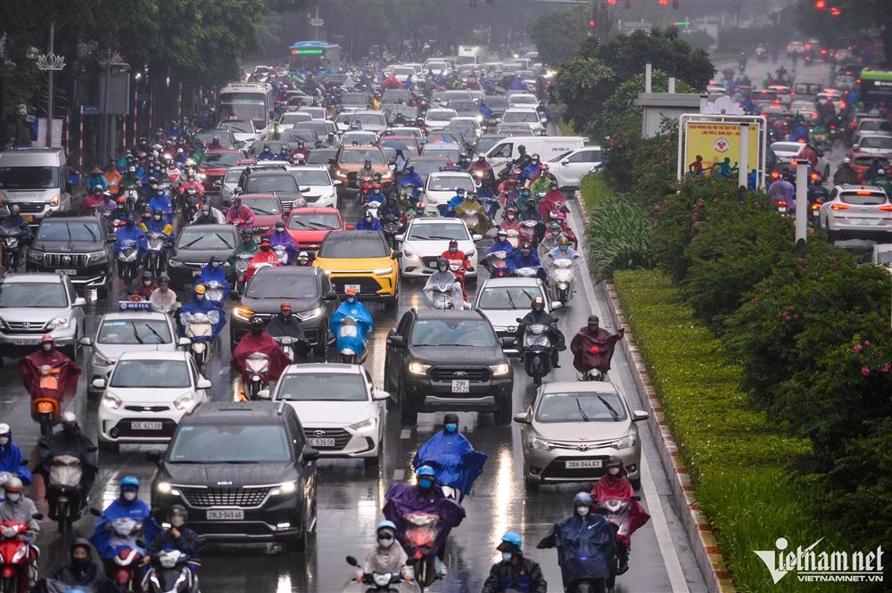 Người Hà Nội đi làm trong mưa rét, ùn tắc khắp các ngả đường-7