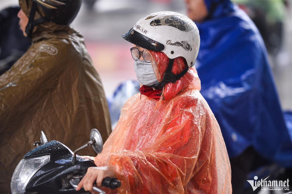 Người Hà Nội đi làm trong mưa rét, ùn tắc khắp các ngả đường-9