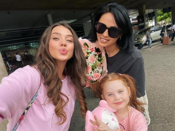 Vợ Tây của Bùi Tiến Dũng khoe mẹ ruột trẻ đẹp ăn đứt con gái-2