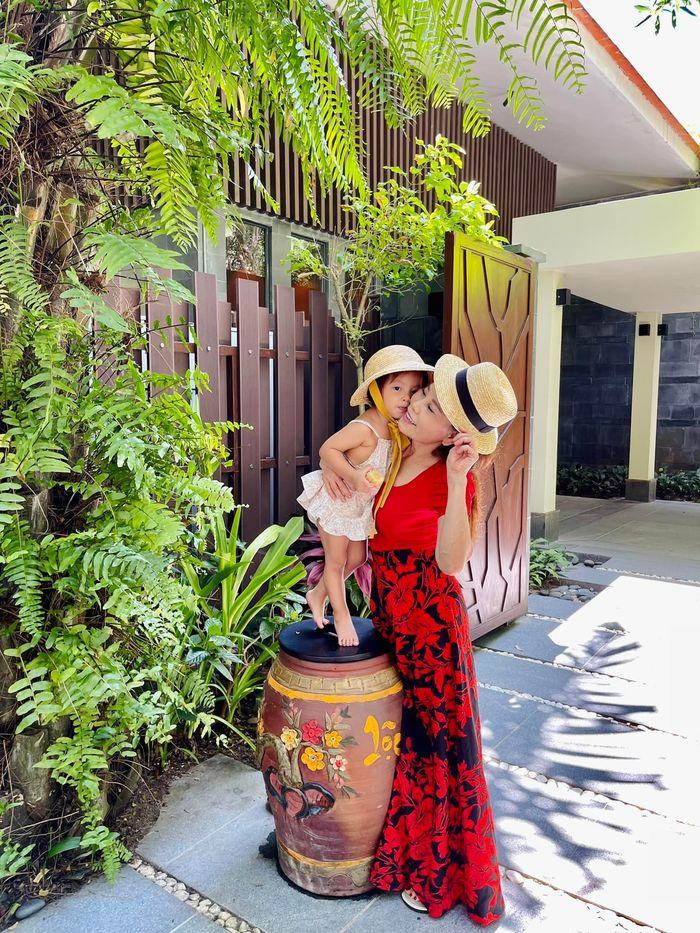 Mẹ Hà Hồ U70 vẫn bắt chước phong cách con gái ngon ơ-10