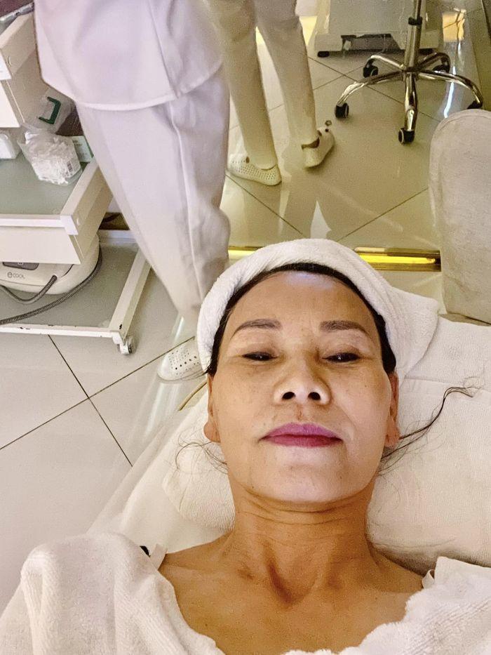 Mẹ Hà Hồ U70 vẫn bắt chước phong cách con gái ngon ơ-8