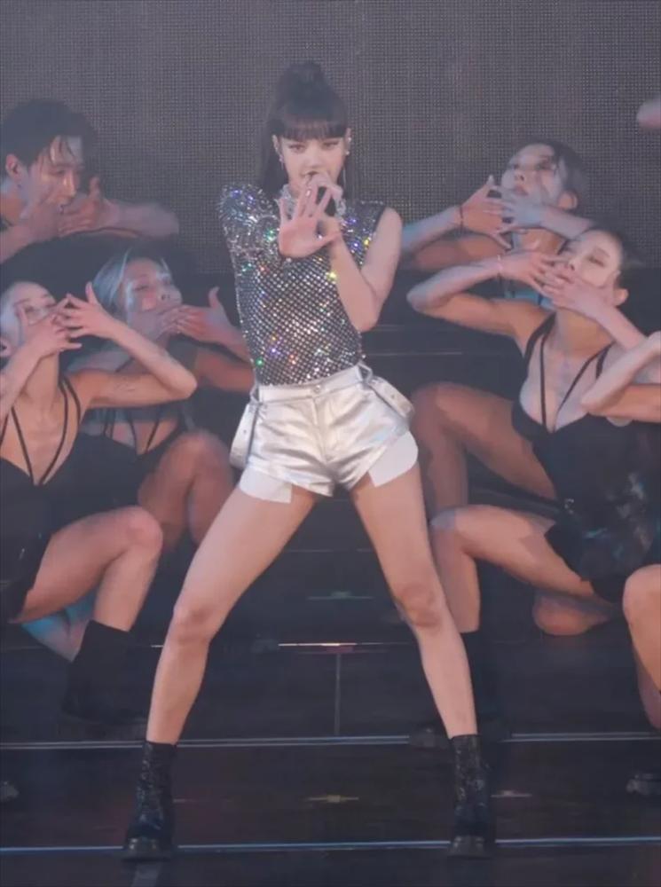 Đằng sau những sân khấu bùng nổ ở Kpop: BTS thở oxi, Lisa ngất xỉu-1