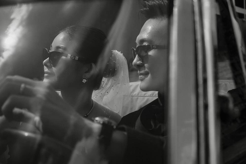 Ảnh cưới Lê Âu Ngân Anh: Chú rể hôn vai cô dâu cực tình tứ-1