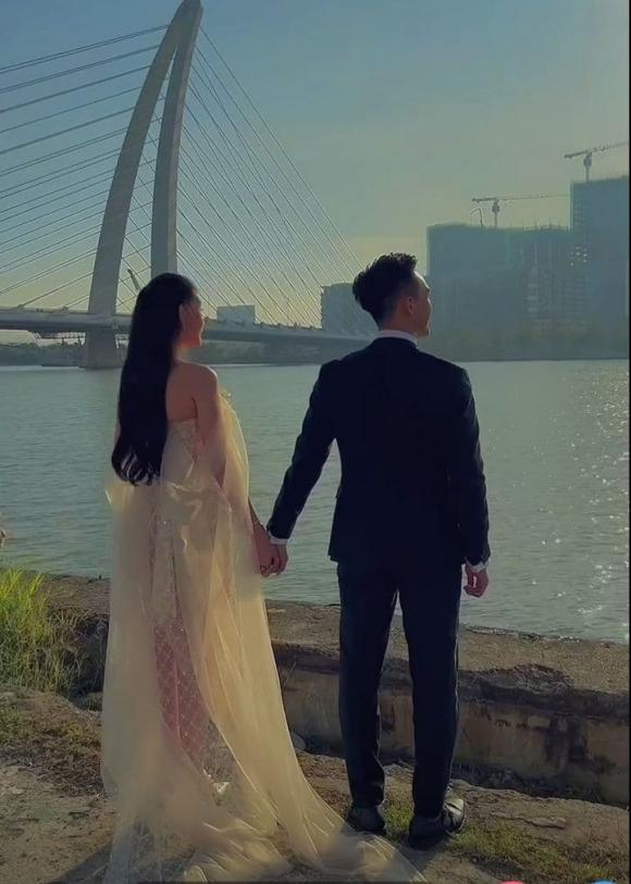 Ảnh cưới Lê Âu Ngân Anh: Chú rể hôn vai cô dâu cực tình tứ-4