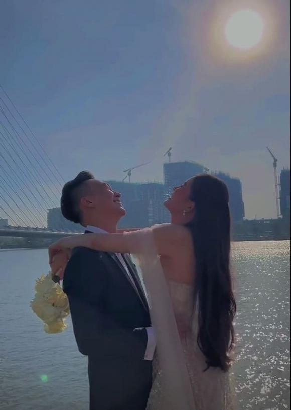 Ảnh cưới Lê Âu Ngân Anh: Chú rể hôn vai cô dâu cực tình tứ-5