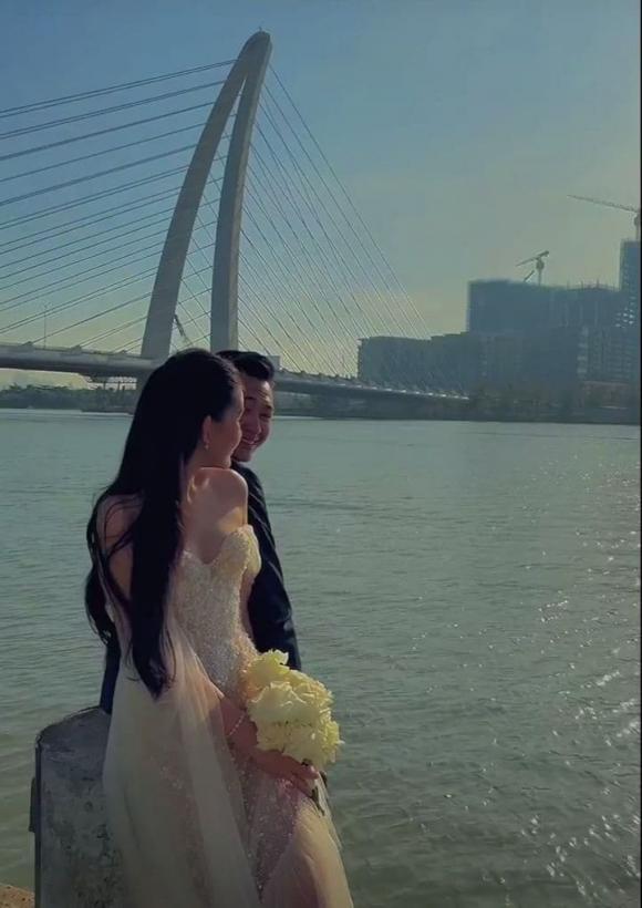 Ảnh cưới Lê Âu Ngân Anh: Chú rể hôn vai cô dâu cực tình tứ-6