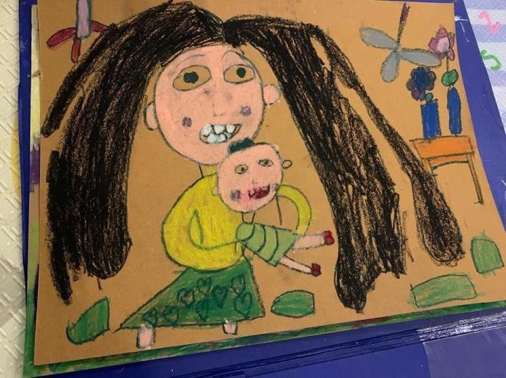 Giật mình xỉu ngang với các bức tranh bé vẽ tặng mẹ ngày 20/10-1