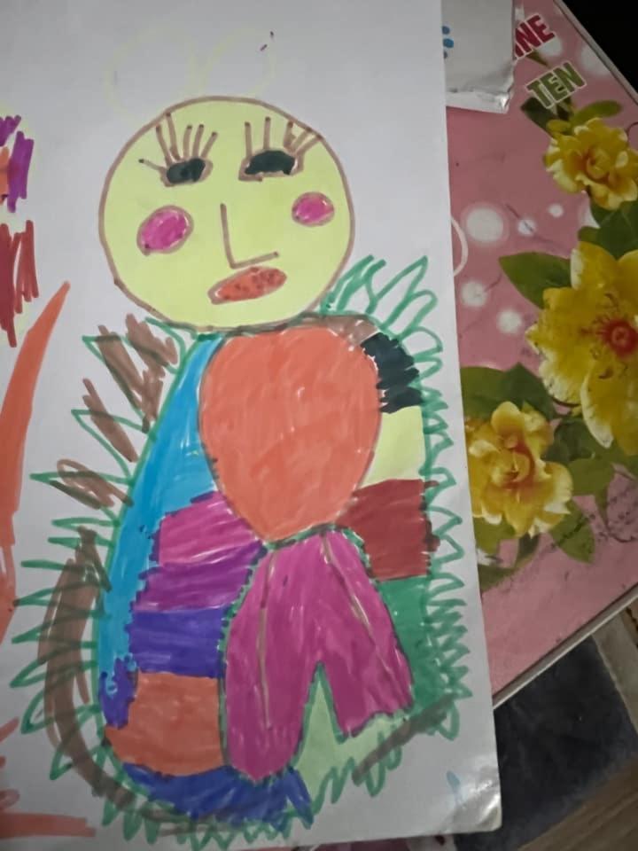 Giật mình xỉu ngang với các bức tranh bé vẽ tặng mẹ ngày 20/10-4