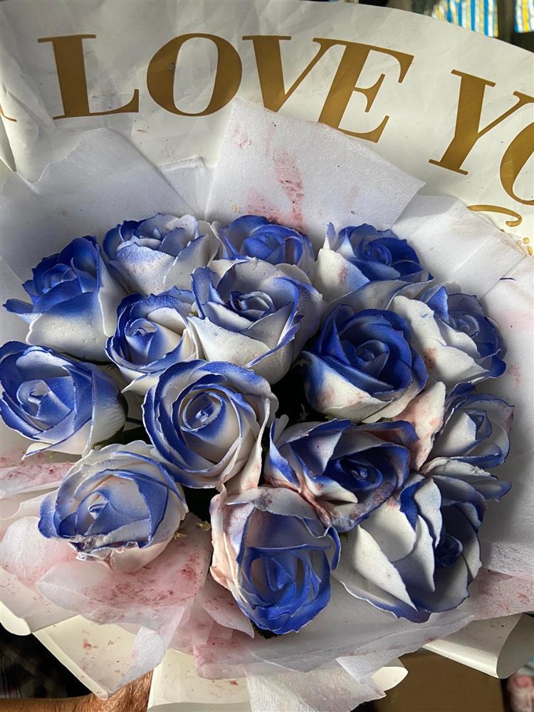 Quầy hoa 20/10 bị tạt mắm tôm, cô gái nức nở: Đó là tất cả vốn liếng em-4