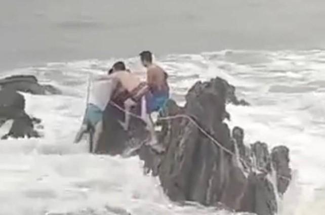 Mải chụp ảnh, nam du khách bị sóng dữ xô ngã xuống biển-2