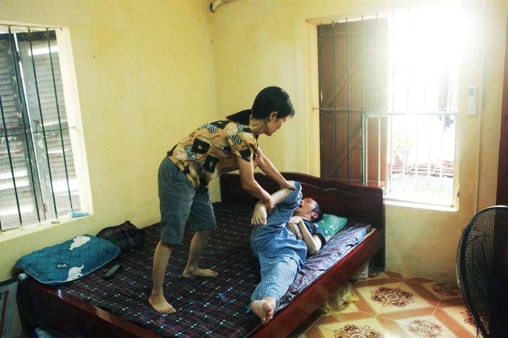 Kiếp tòng phu của người vợ chăm chồng bại liệt 13 năm-4