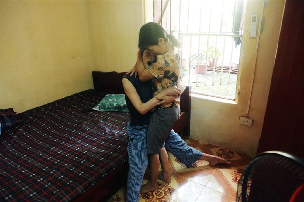 Kiếp tòng phu của người vợ chăm chồng bại liệt 13 năm-7