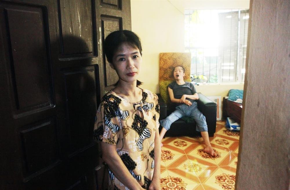 Kiếp tòng phu của người vợ chăm chồng bại liệt 13 năm-8