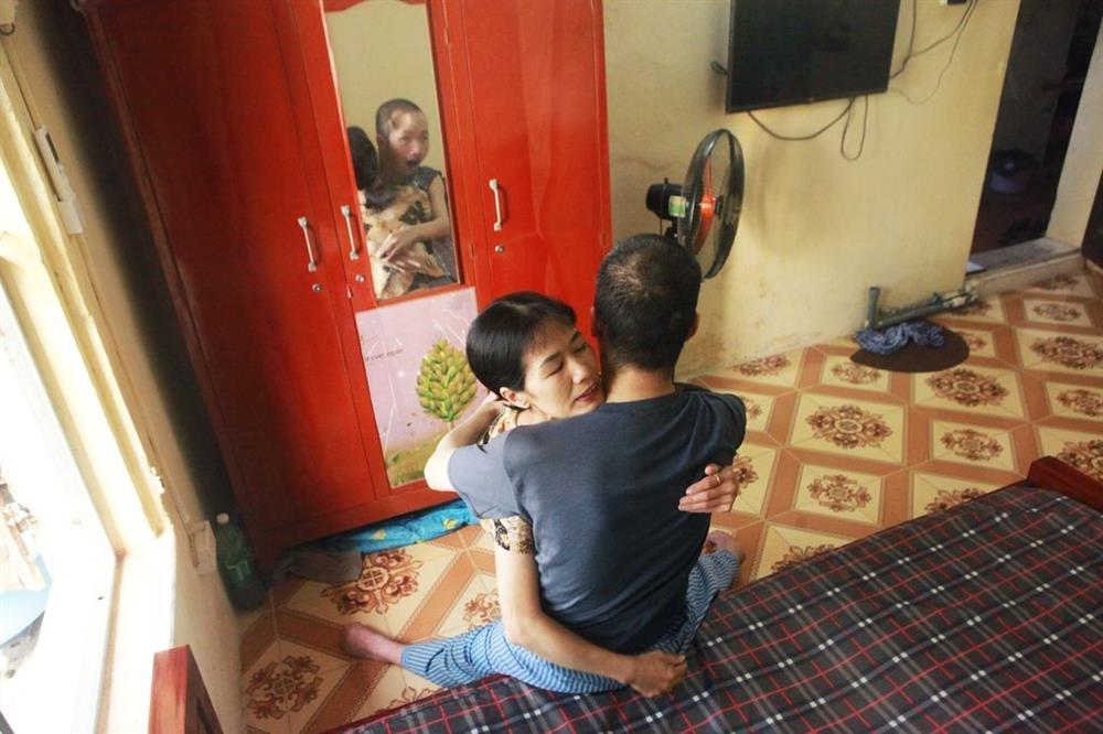 Kiếp tòng phu của người vợ chăm chồng bại liệt 13 năm-9