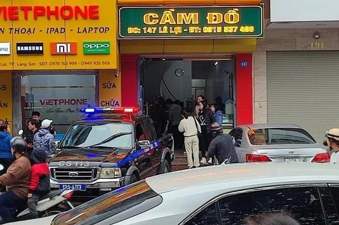 Cướp tiệm vàng bị đâm gục tại chỗ, được 113 chở đi cấp cứu-1