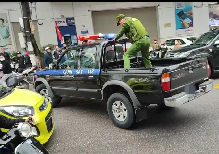 Cướp tiệm vàng bị đâm gục tại chỗ, được 113 chở đi cấp cứu-3