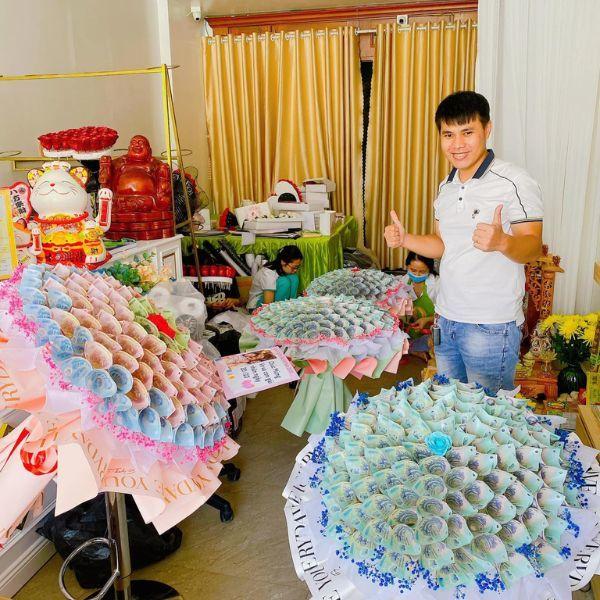 Hoa tiền mặt đắt hàng ngày 20/10: Có bó đến gần 200 triệu đồng-3