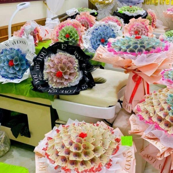 Hoa tiền mặt đắt hàng ngày 20/10: Có bó đến gần 200 triệu đồng-5