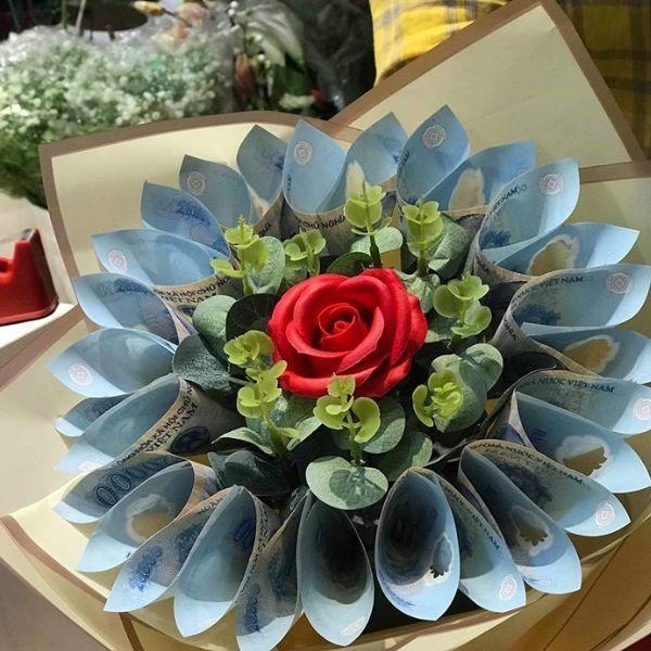Hoa tiền mặt đắt hàng ngày 20/10: Có bó đến gần 200 triệu đồng-6