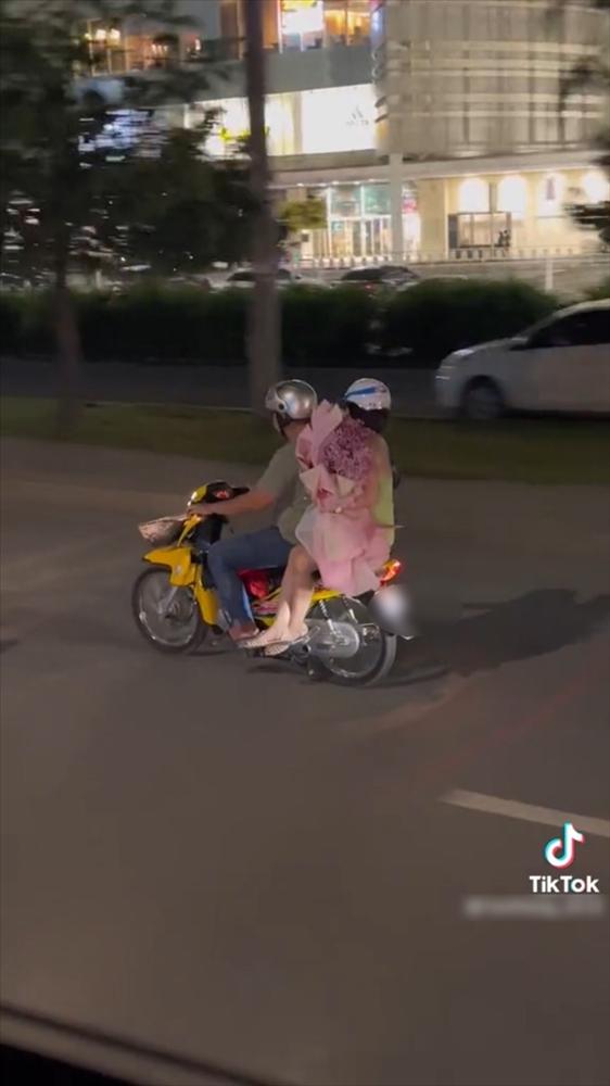 Hoa tiền mặt đắt hàng ngày 20/10: Có bó đến gần 200 triệu đồng-8