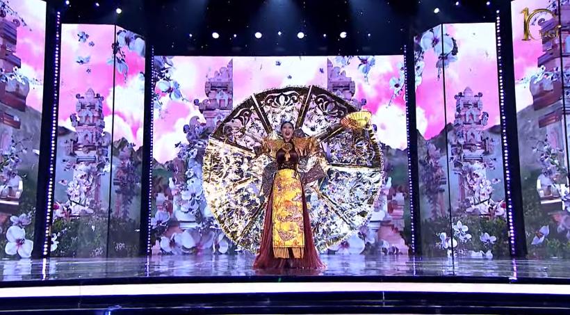 Thiên Ân căng thẳng trình diễn trang phục dân tộc vì gặp sự cố-4