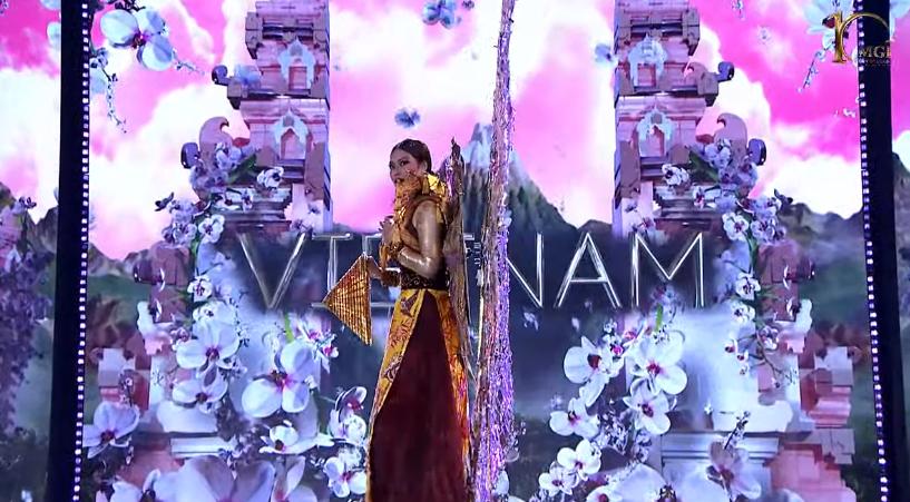 Thiên Ân căng thẳng trình diễn trang phục dân tộc vì gặp sự cố-6