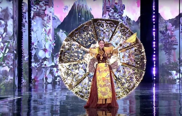 Thiên Ân căng thẳng trình diễn trang phục dân tộc vì gặp sự cố-8