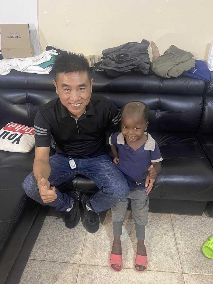 Style khác lạ Lôi Con: Hết làm cậu bé đầu hói lại hóa Elsa Angola-5