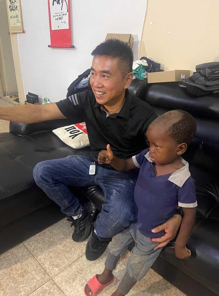 Style khác lạ Lôi Con: Hết làm cậu bé đầu hói lại hóa Elsa Angola-6