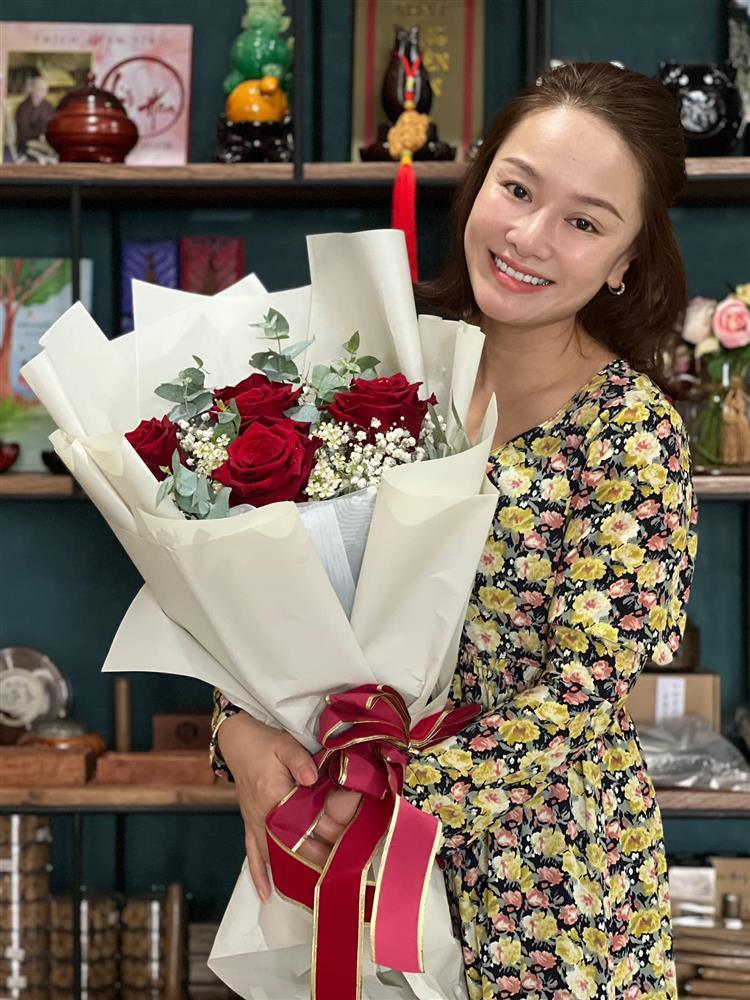 Sao Việt khoe quà 20/10: Hiền Hồ chanh sả, Quỳnh Thư gây tò mò-4