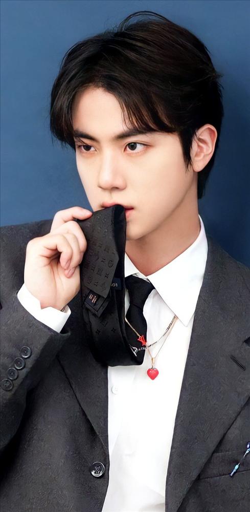 Hoa ghen thua thắm trước gương mặt thiên tài của Jin BTS tại sân bay   Sao châu Á  Việt Giải Trí