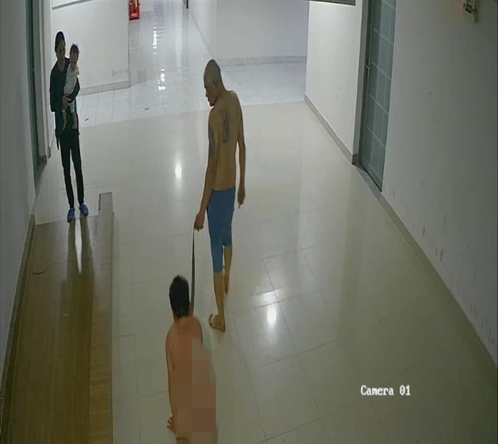 Bé trai 10 tuổi bị bố lột truồng, buộc dây vào cổ lôi ra đường-1