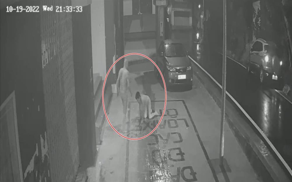 Bé trai 10 tuổi bị bố lột truồng, buộc dây vào cổ lôi ra đường-2